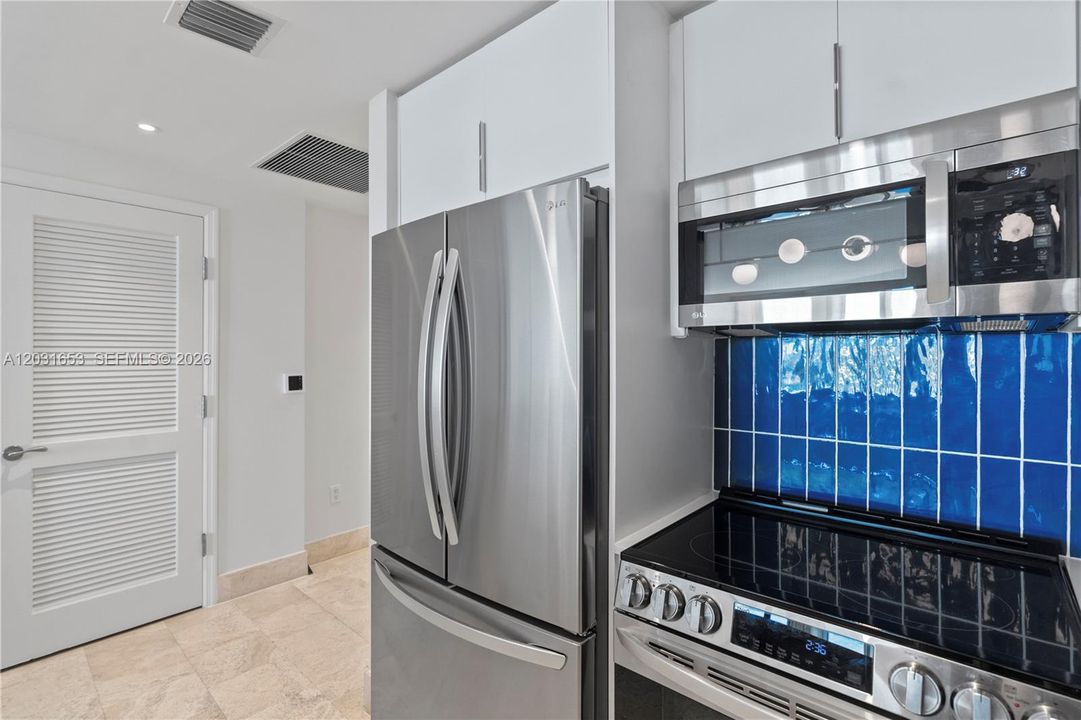 For Sale: $1,389,000 (1 beds, 2 baths, 1002 Square Feet)