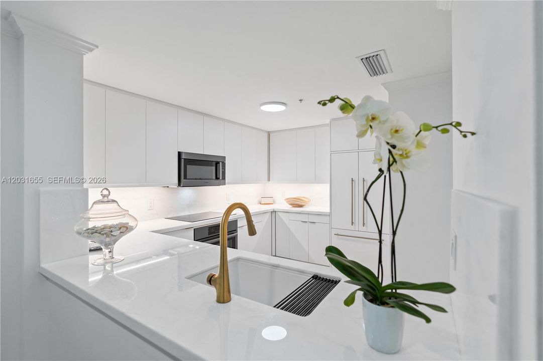 For Sale: $1,729,000 (2 beds, 2 baths, 1560 Square Feet)