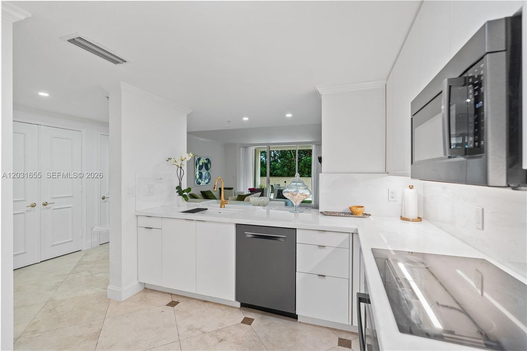 For Sale: $1,729,000 (2 beds, 2 baths, 1560 Square Feet)