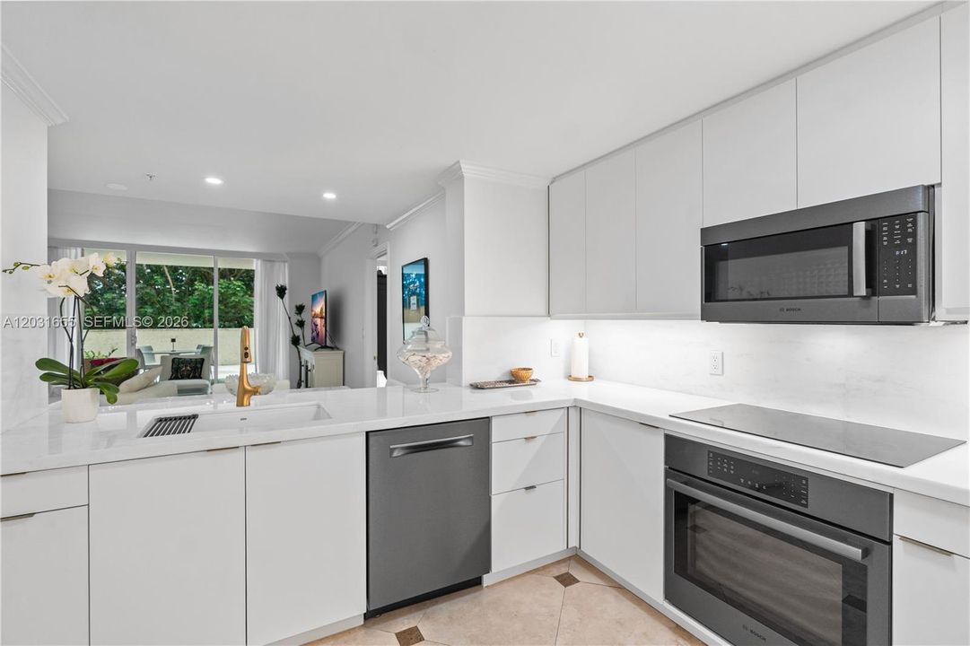 For Sale: $1,729,000 (2 beds, 2 baths, 1560 Square Feet)