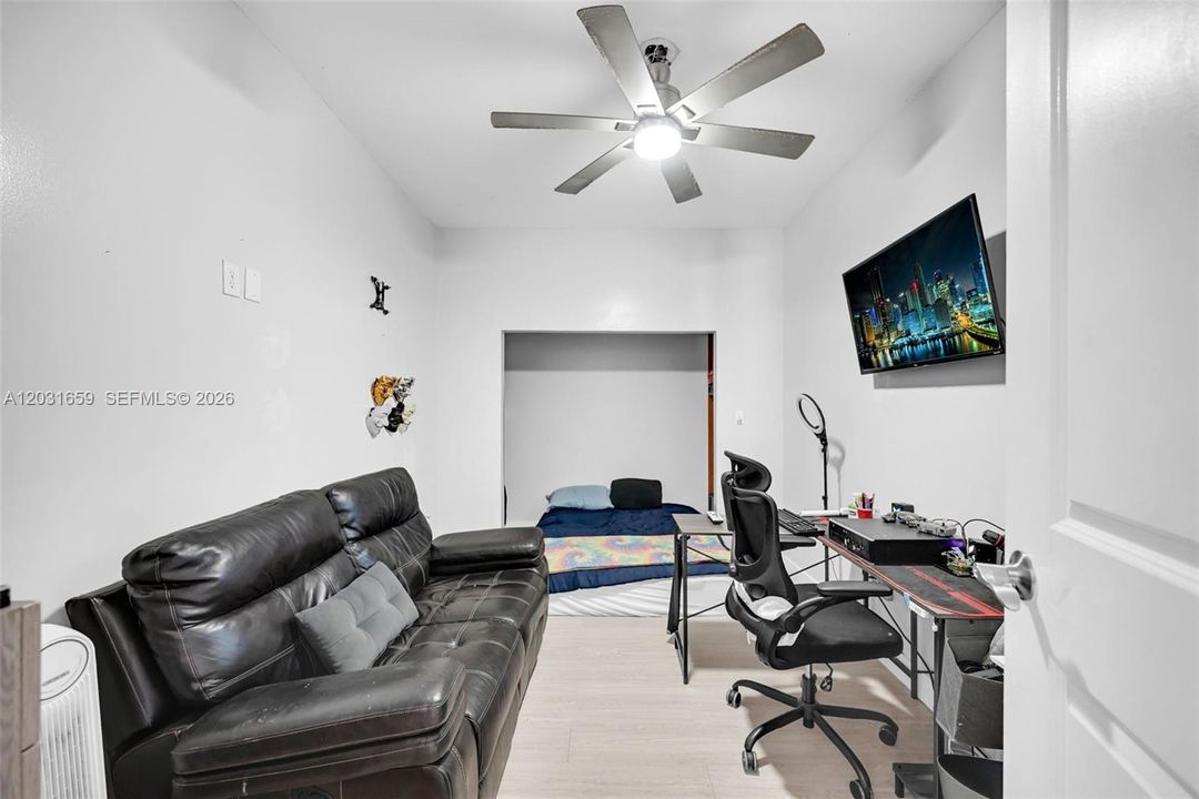 En Venta: $790,000 (4 camas, 3 baños, 2647 Pies cuadrados)
