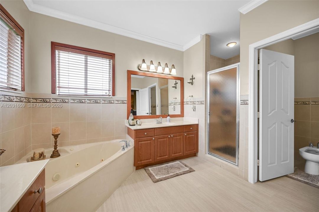 En Venta: $790,000 (4 camas, 3 baños, 2647 Pies cuadrados)