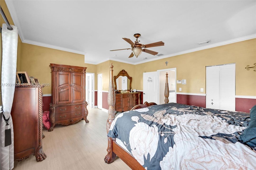En Venta: $790,000 (4 camas, 3 baños, 2647 Pies cuadrados)