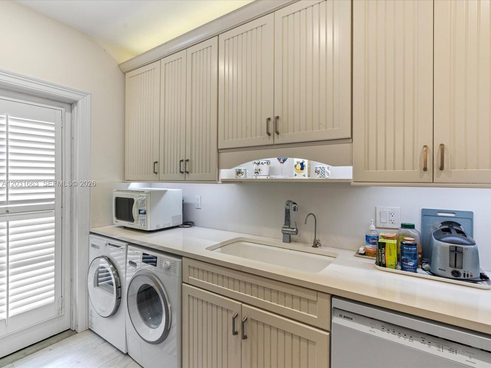 For Sale: $1,500,000 (2 beds, 2 baths, 1168 Square Feet)