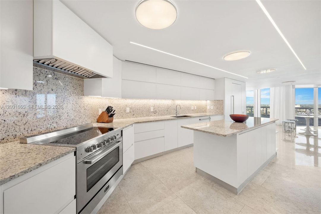 Pristine and fully equipped kitchen