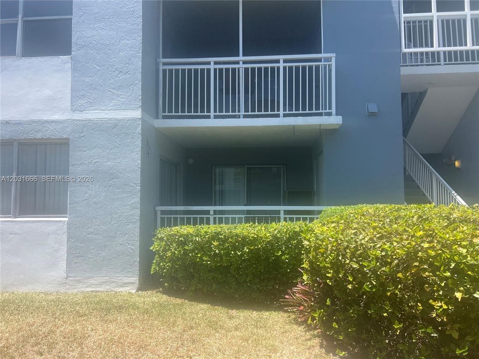 For Rent: $1,900 (1 beds, 1 baths, 813 Square Feet)