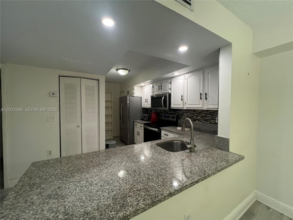 For Rent: $1,900 (1 beds, 1 baths, 813 Square Feet)