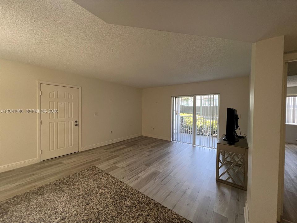 For Rent: $1,900 (1 beds, 1 baths, 813 Square Feet)