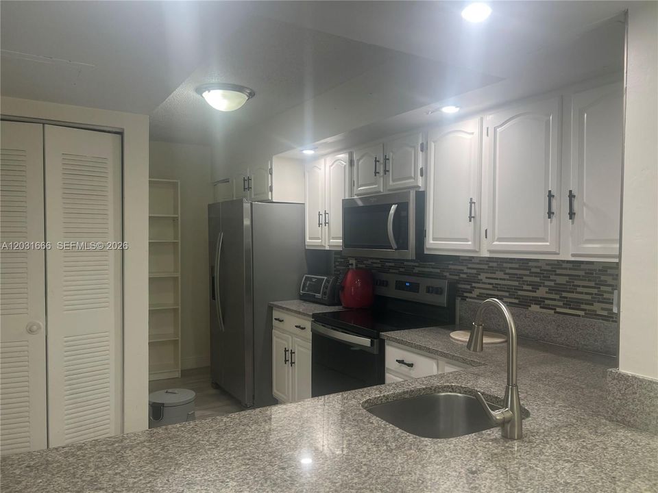 For Rent: $1,900 (1 beds, 1 baths, 813 Square Feet)