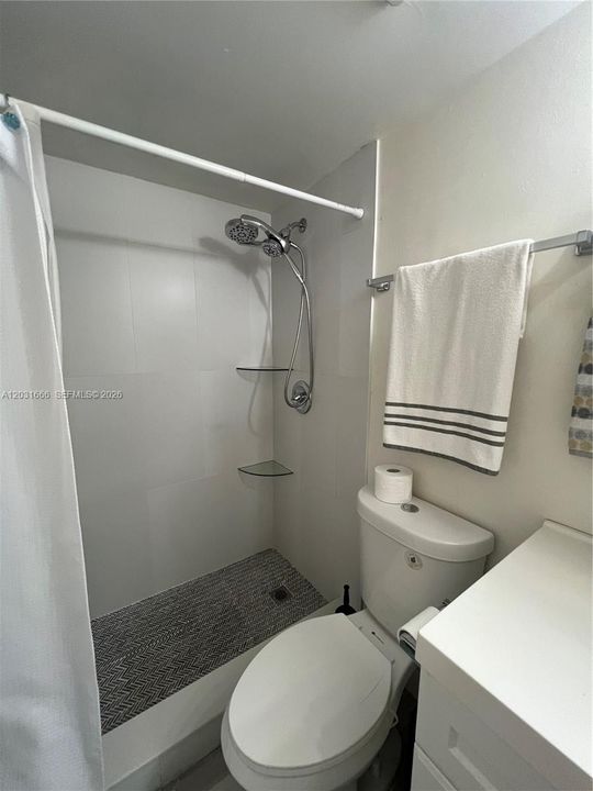 For Rent: $1,900 (1 beds, 1 baths, 813 Square Feet)