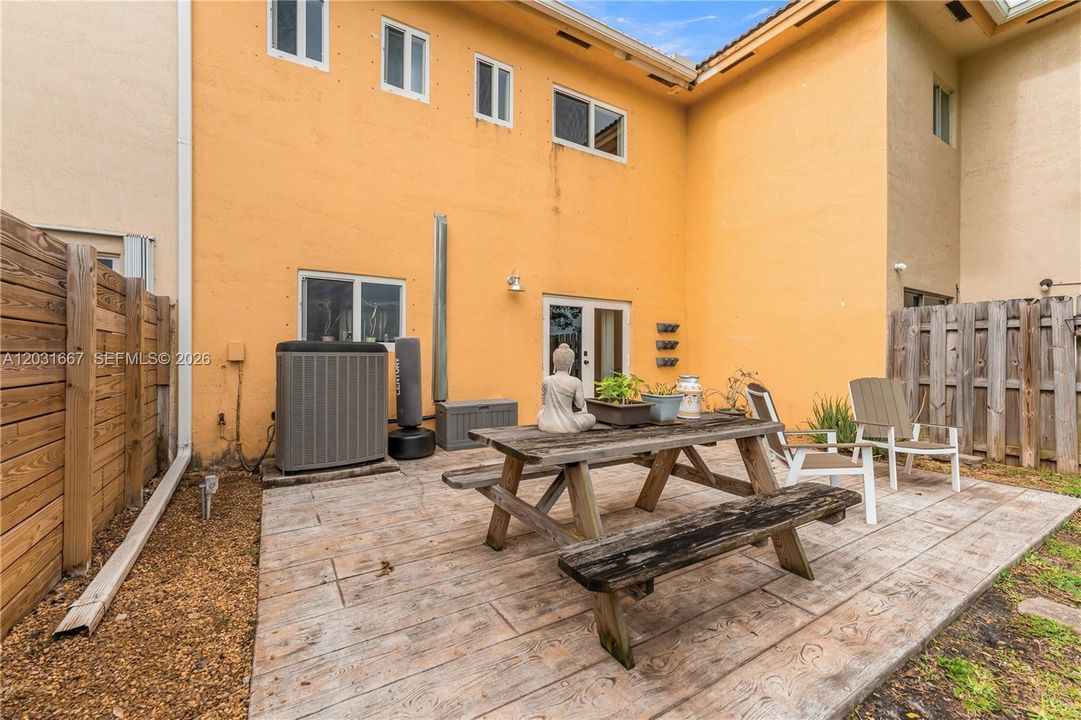 For Sale: $565,000 (3 beds, 2 baths, 1547 Square Feet)