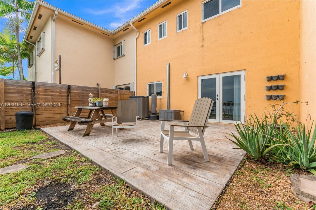 For Sale: $565,000 (3 beds, 2 baths, 1547 Square Feet)