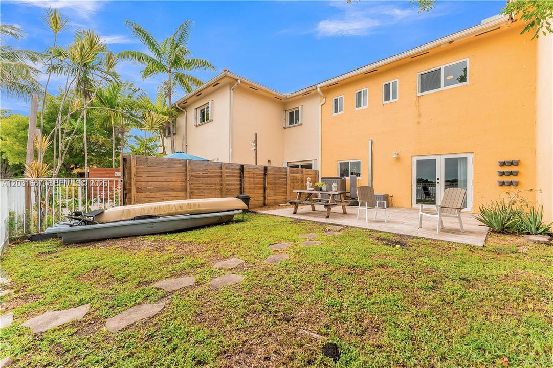 For Sale: $565,000 (3 beds, 2 baths, 1547 Square Feet)