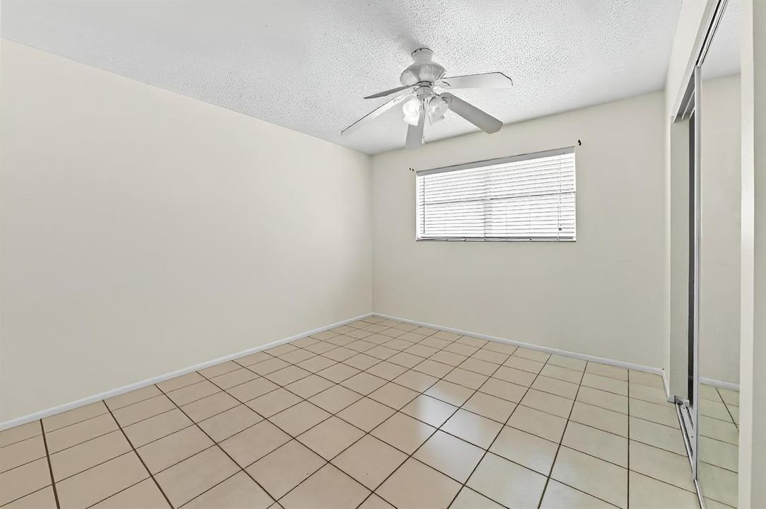 14 Bedroom 01_decl