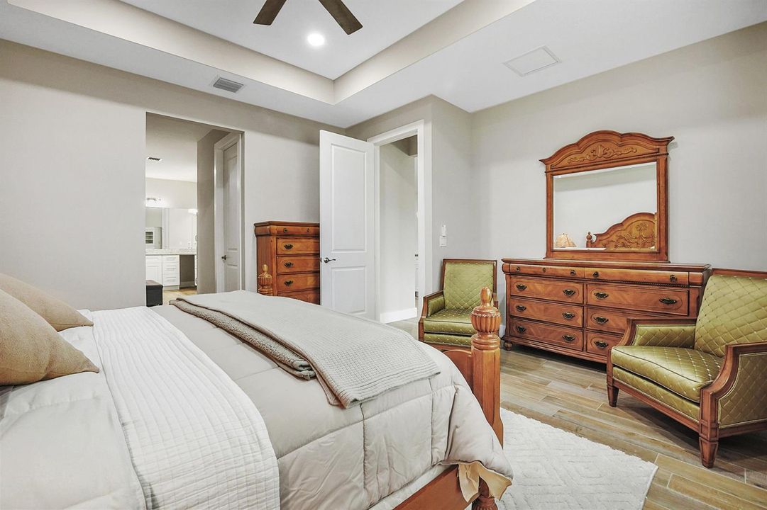 28 Bedroom 06