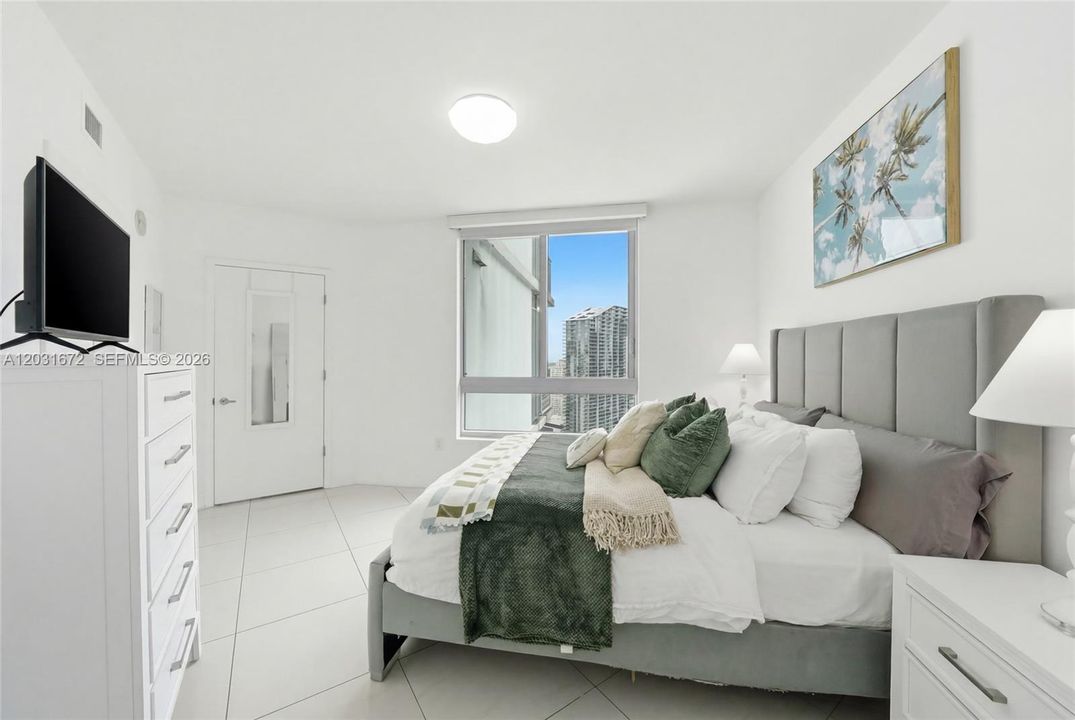 For Sale: $360,000 (1 beds, 1 baths, 704 Square Feet)