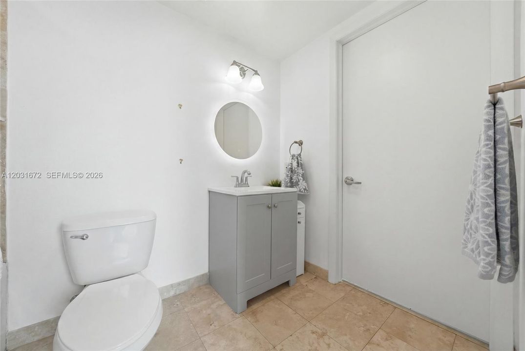 For Sale: $360,000 (1 beds, 1 baths, 704 Square Feet)