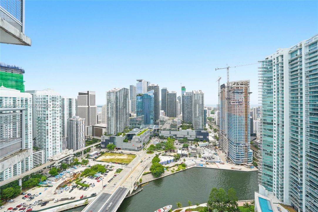 For Sale: $360,000 (1 beds, 1 baths, 704 Square Feet)