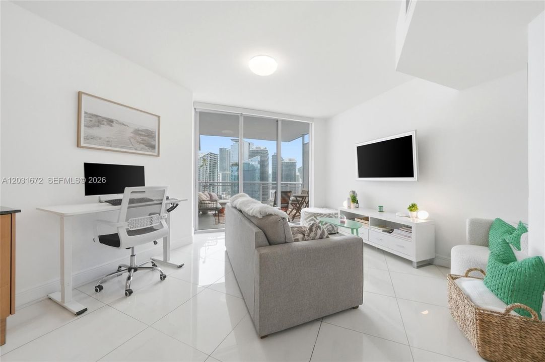 For Sale: $360,000 (1 beds, 1 baths, 704 Square Feet)