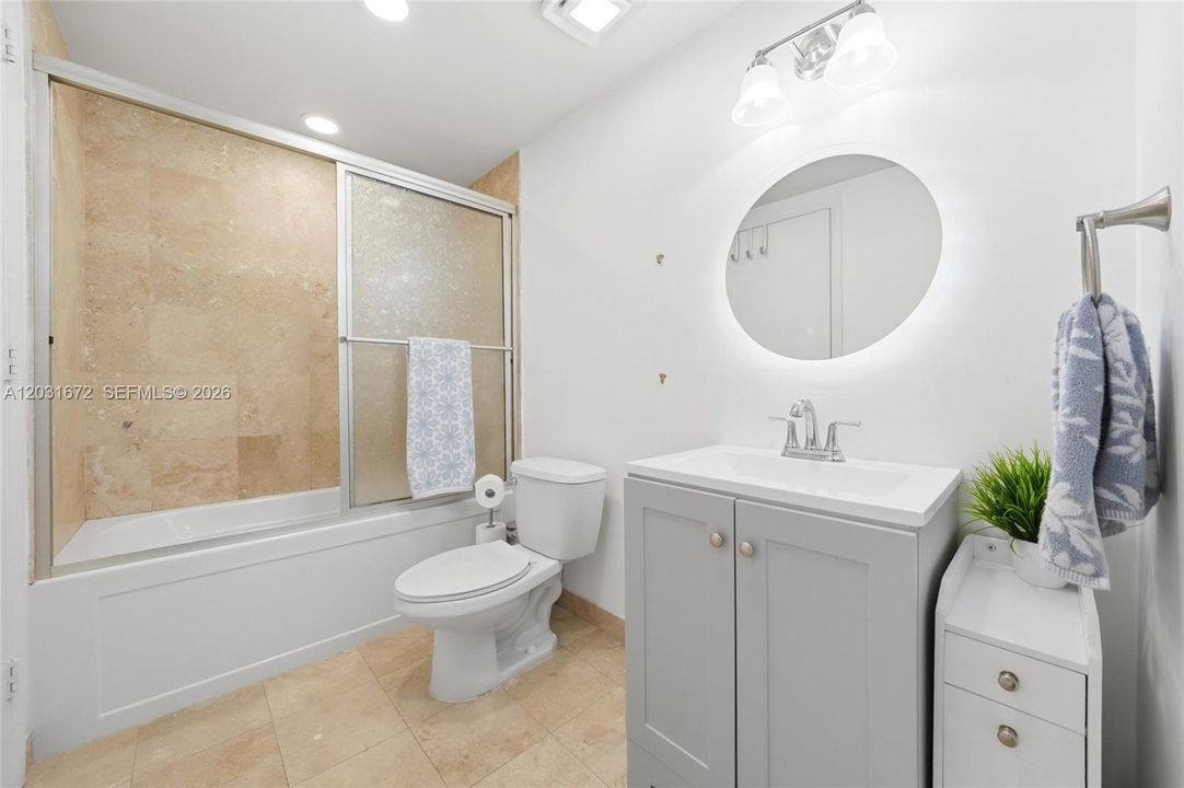 For Sale: $360,000 (1 beds, 1 baths, 704 Square Feet)