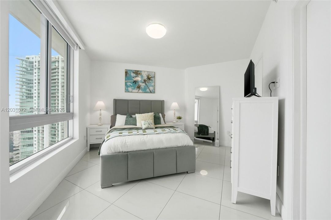 For Sale: $360,000 (1 beds, 1 baths, 704 Square Feet)
