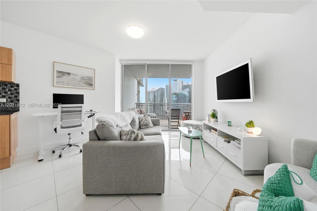 For Sale: $360,000 (1 beds, 1 baths, 704 Square Feet)