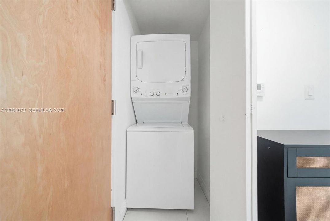 For Sale: $360,000 (1 beds, 1 baths, 704 Square Feet)