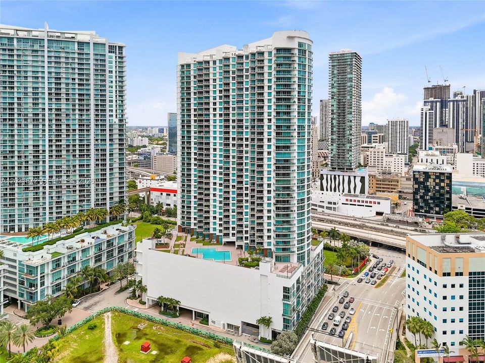 For Sale: $360,000 (1 beds, 1 baths, 704 Square Feet)