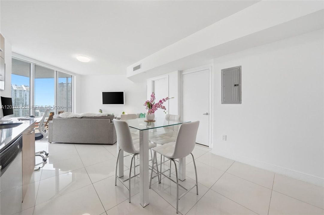 For Sale: $360,000 (1 beds, 1 baths, 704 Square Feet)