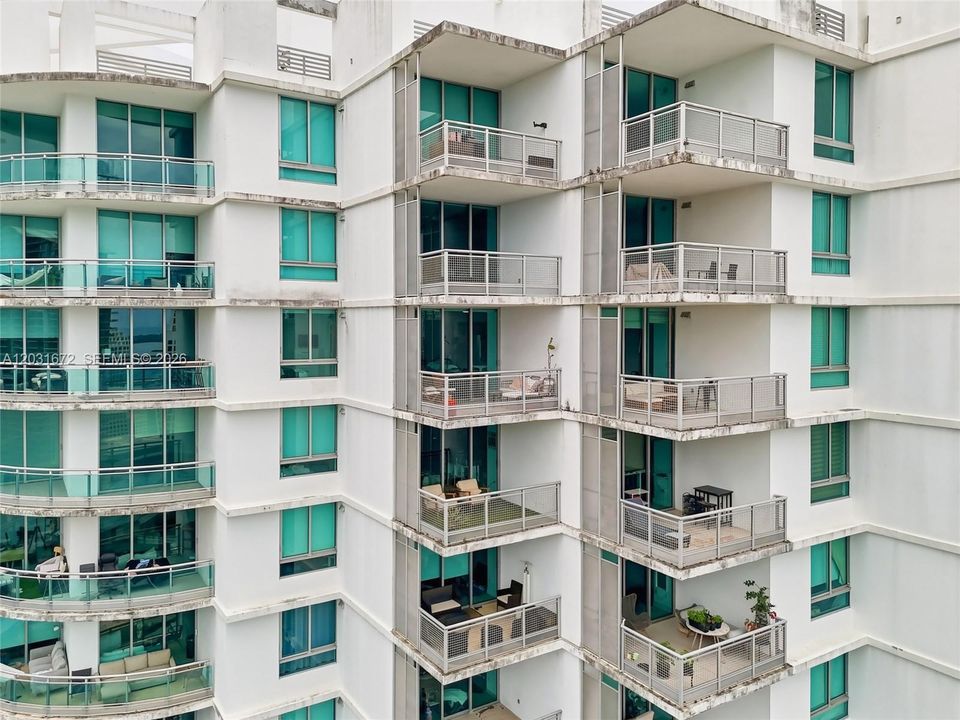 For Sale: $360,000 (1 beds, 1 baths, 704 Square Feet)