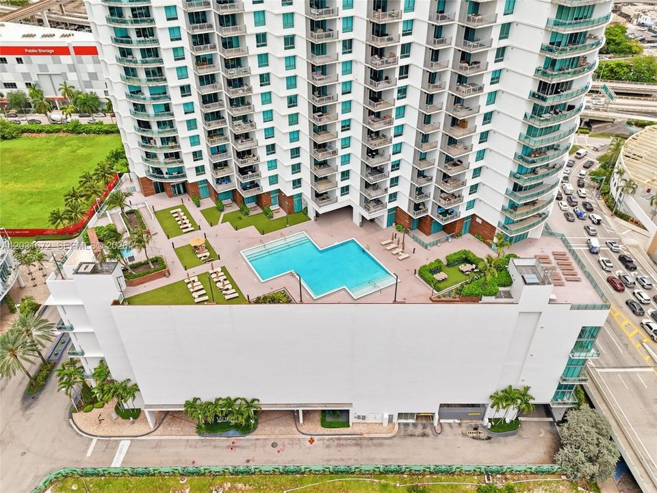 For Sale: $360,000 (1 beds, 1 baths, 704 Square Feet)