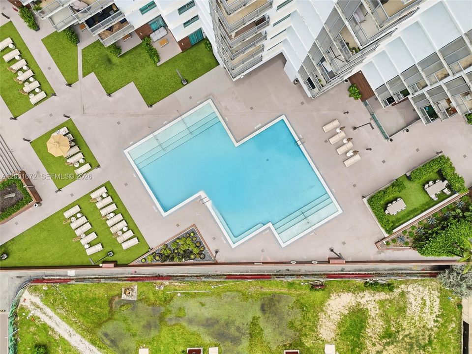 For Sale: $360,000 (1 beds, 1 baths, 704 Square Feet)