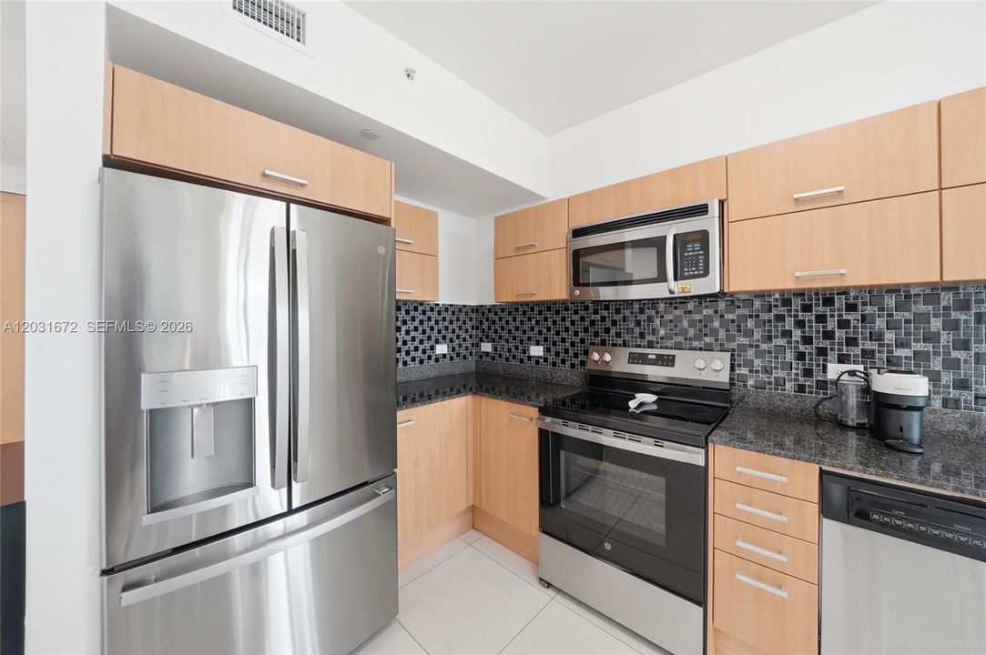 For Sale: $360,000 (1 beds, 1 baths, 704 Square Feet)