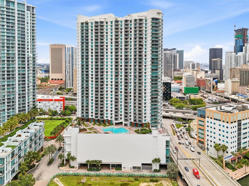 For Sale: $360,000 (1 beds, 1 baths, 704 Square Feet)