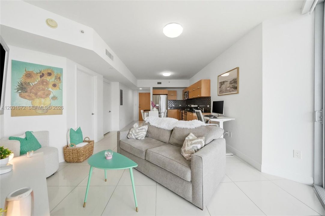 For Sale: $360,000 (1 beds, 1 baths, 704 Square Feet)