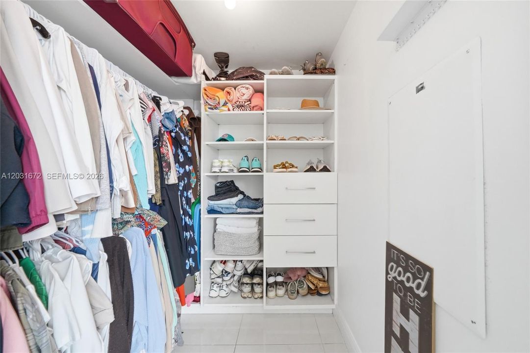 For Sale: $360,000 (1 beds, 1 baths, 704 Square Feet)