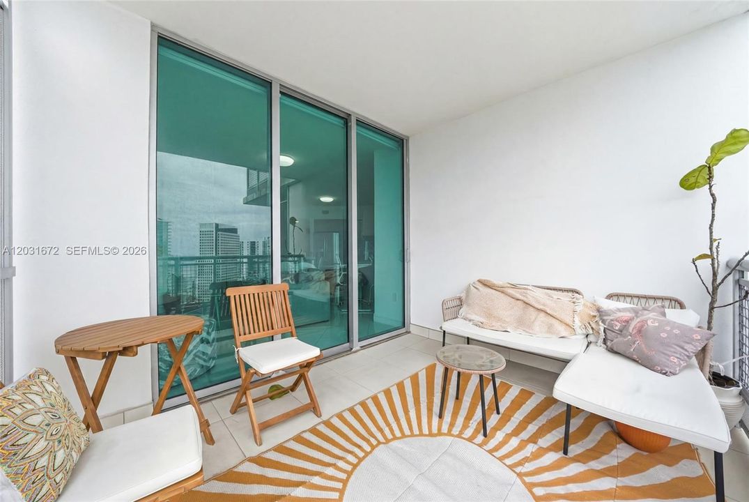 For Sale: $360,000 (1 beds, 1 baths, 704 Square Feet)