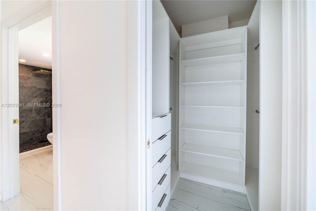For Sale: $399,900 (1 beds, 1 baths, 1005 Square Feet)