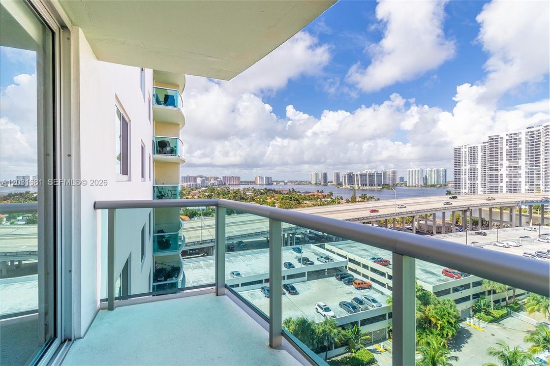 For Sale: $399,900 (1 beds, 1 baths, 1005 Square Feet)