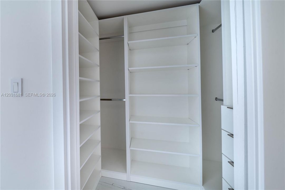 For Sale: $399,900 (1 beds, 1 baths, 1005 Square Feet)