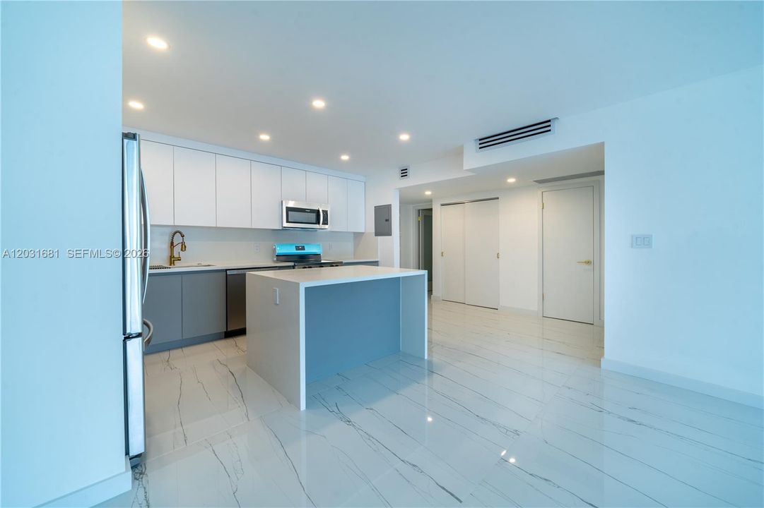 For Sale: $399,900 (1 beds, 1 baths, 1005 Square Feet)