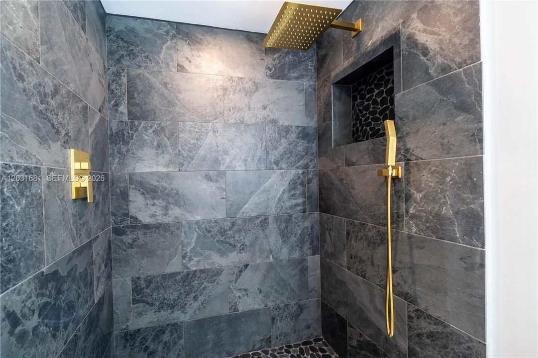 For Sale: $399,900 (1 beds, 1 baths, 1005 Square Feet)