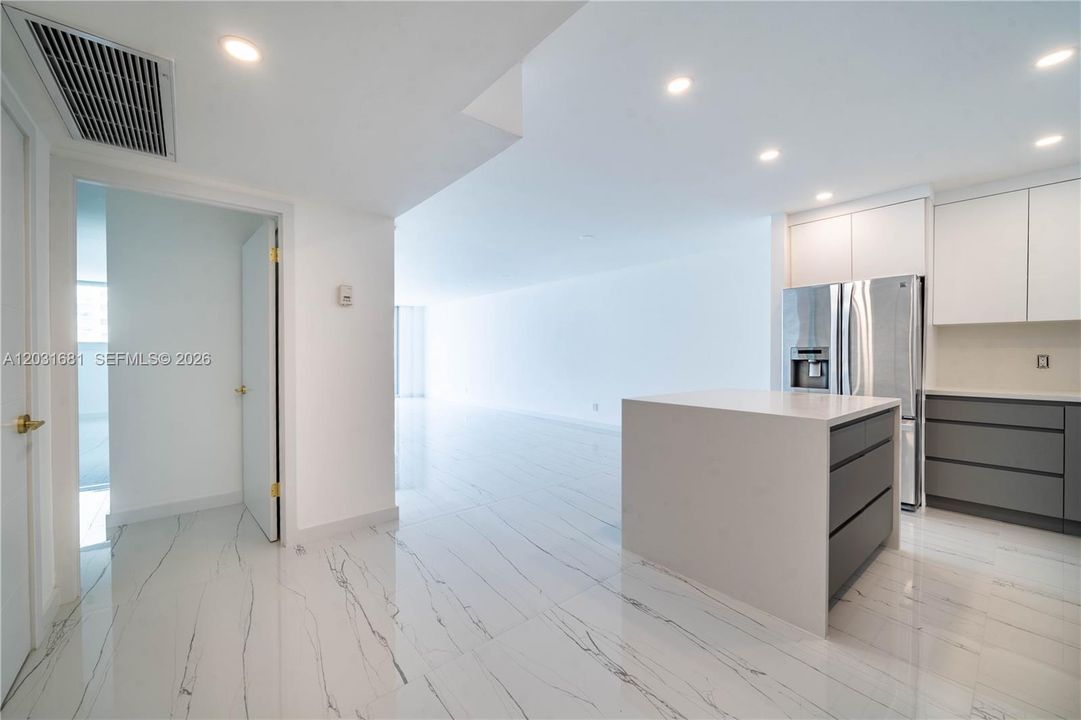 For Sale: $399,900 (1 beds, 1 baths, 1005 Square Feet)