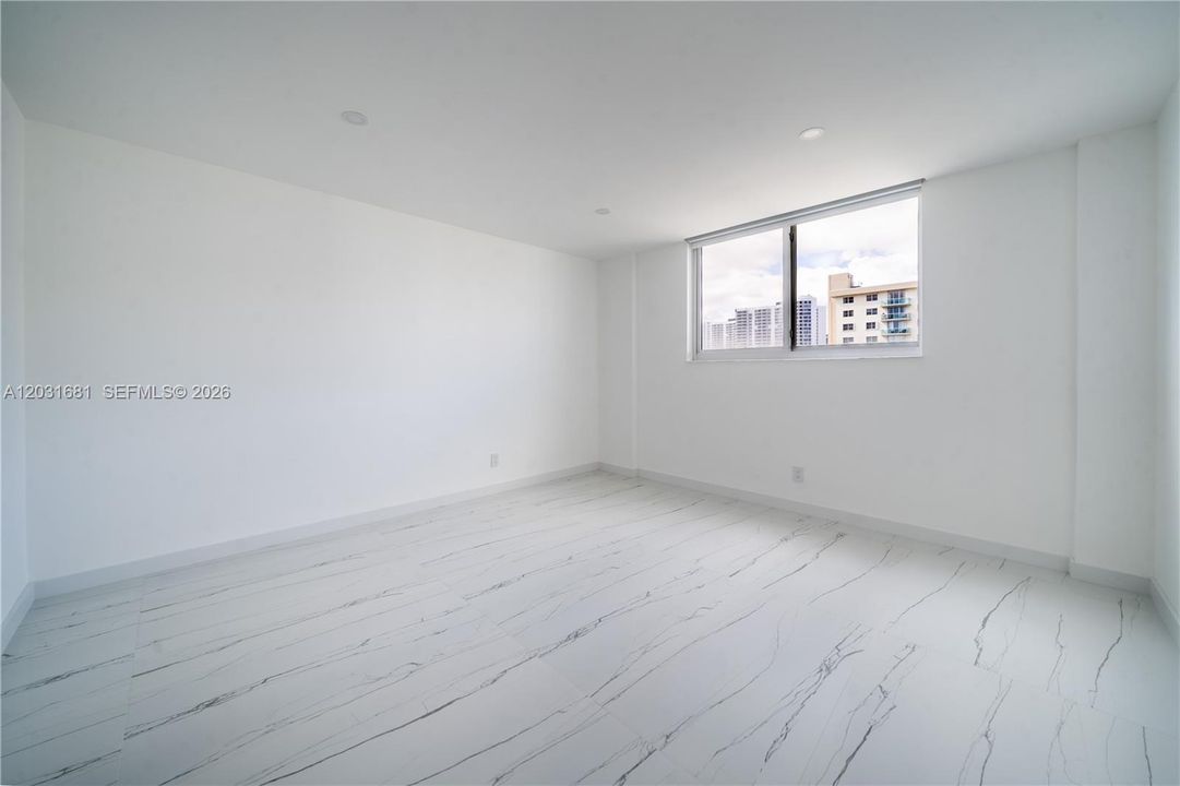 For Sale: $399,900 (1 beds, 1 baths, 1005 Square Feet)