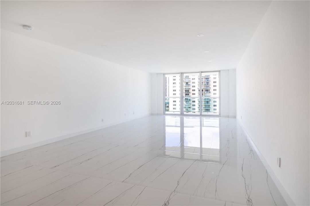 For Sale: $399,900 (1 beds, 1 baths, 1005 Square Feet)
