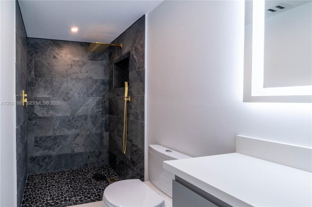 For Sale: $399,900 (1 beds, 1 baths, 1005 Square Feet)