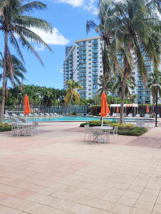 For Sale: $399,900 (1 beds, 1 baths, 1005 Square Feet)