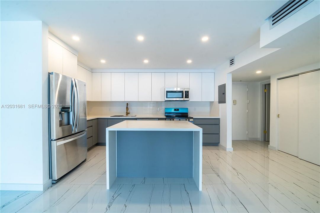 For Sale: $399,900 (1 beds, 1 baths, 1005 Square Feet)