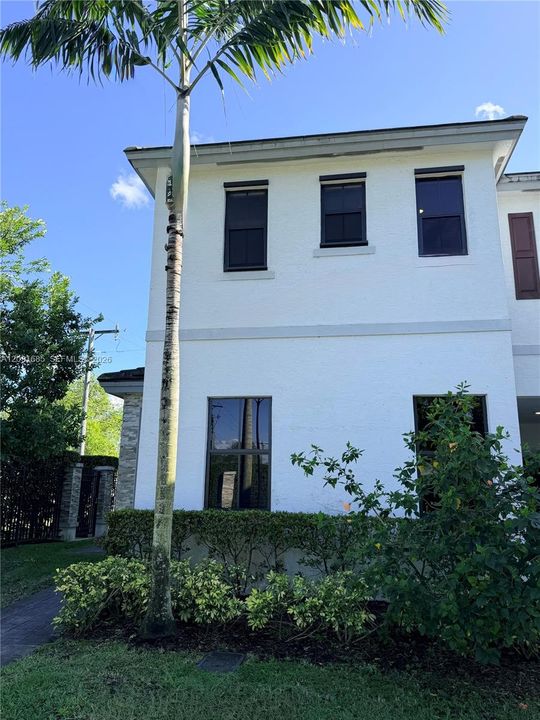 For Rent: $3,500 (3 beds, 2 baths, 1646 Square Feet)