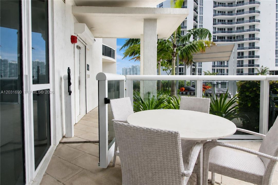 For Sale: $1,445,000 (2 beds, 2 baths, 1794 Square Feet)